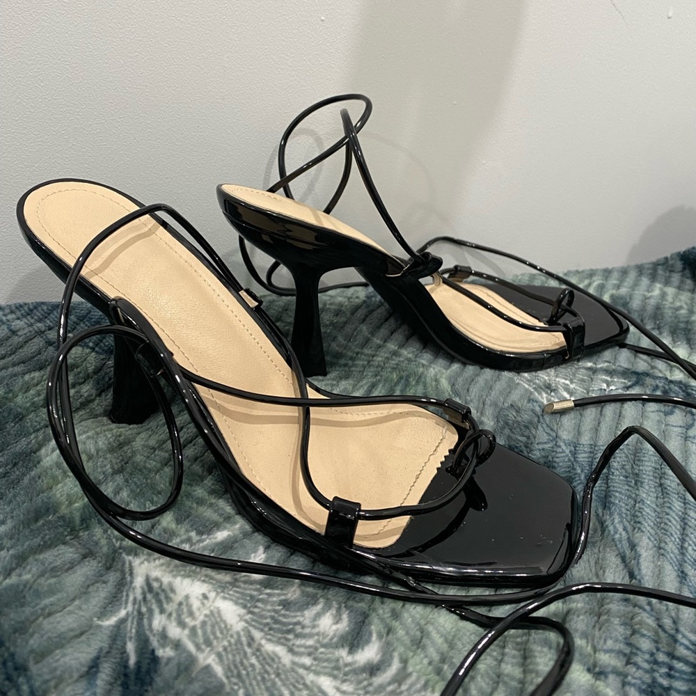 Black new heels, it has a tiny detail, not noticeable